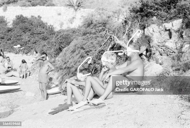 Holidays In A Camping On The French Rivieira. Le 6 août 1958, sur la Côte d'Azur en France, les vacances en camping en Méditerranée : un couple et...