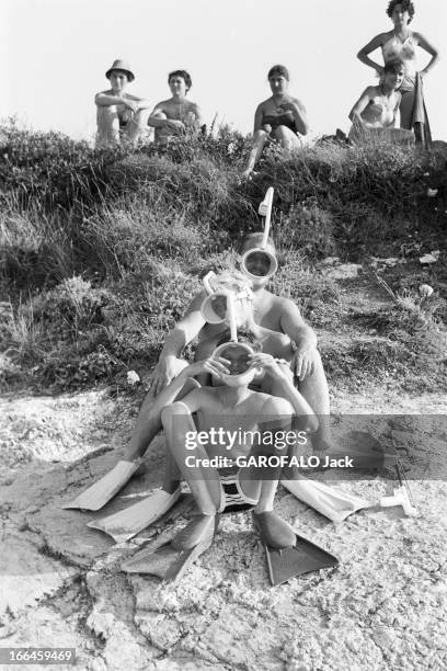 Holidays In A Camping On The French Rivieira. Le 6 août 1958, sur la Côte d'Azur en France, les vacances en camping en Méditerranée : un couple et...