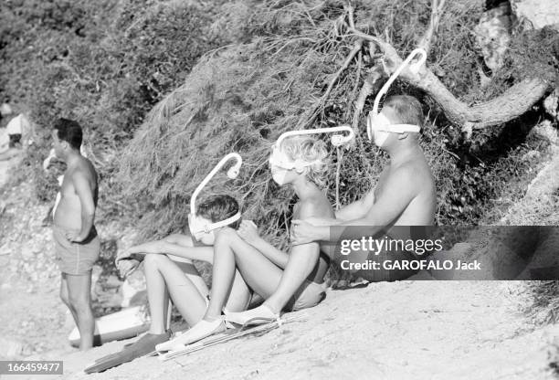 Holidays In A Camping On The French Rivieira. Le 6 aout 1958, sur la Côte d'Azur en France, les vacances en camping en Méditerranée : un couple et...