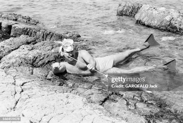 Holidays In A Camping On The French Rivieira. Le 28 juillet 1958, sur la Côte d'Azur en France, les vacances en camping en Méditerranée : un homme...