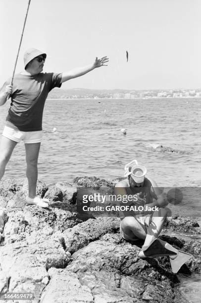 Holidays In A Camping On The French Rivieira. Le 28 juillet 1958, sur la Côte d'Azur en France, les vacances en camping en Méditerranée : un pécheur...