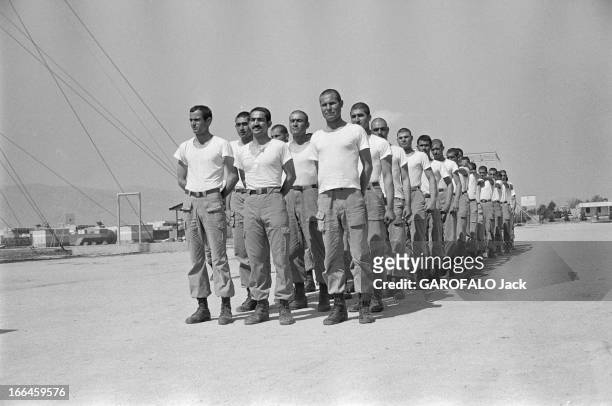 Iran. En Iran, en mai 1975, sur une base militaite, un commando de l'armée en tee-shirt blanc sur pantalon et rangers en rangées.