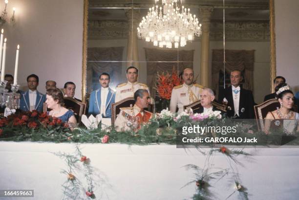 Official Travel Of General Charles De Gaulle In Iran. Iran - octobre 1963 - Lors d'un dîner, assis derrière une grande table fleurie, Yvonne DE...