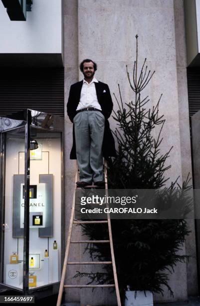 Rendezvous With Jack Nicholson. Paris- mars 1975- Jack NICHOLSON, acteur américain, pose debout au sommet d'une échelle, près de la vitrine d'un...