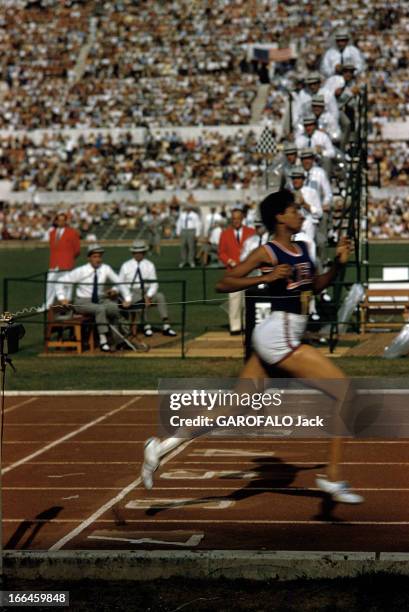 Wilma Rudolph At The Summer Olympic Games Of Rome In 1960. Rome - 1960 - A l'occasion des Jeux Olympiques d'été, lors d'une course, l'athlète...