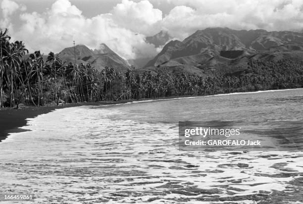 French Polynesia. Le 29 décembre 1958, à Tahiti en Polynésie française, l'ile au quotidien : la montagne, les palmiers, et la mer.