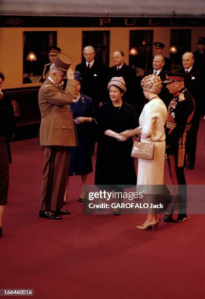 Official Visit Of Charles De Gaulle To The United Kingdom. Londres - avril 1960 - Sur le quai d'une gare couvert d'un tapis rouge, devant un wagon,...