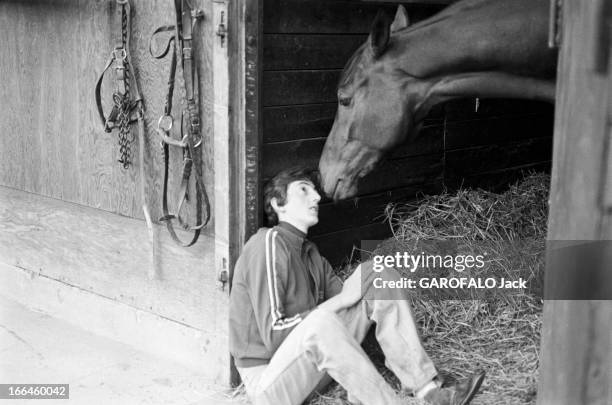 The Lads Of The Chantilly Stable In 1975. Chantilly- juin 1975- Les lads des écuries et manifestation pour de meilleures conditions de travail. Vie...