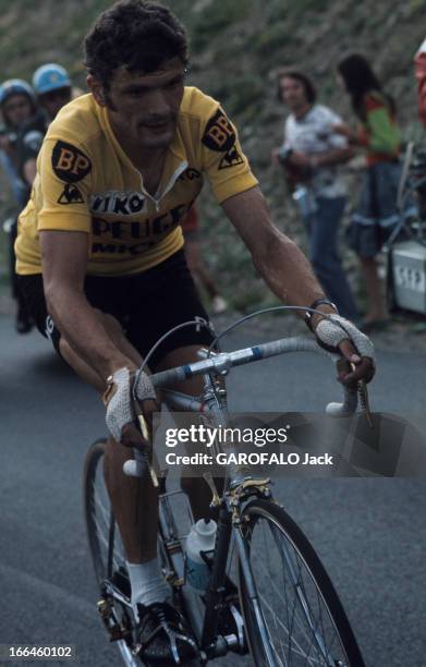 Tour De France 1975. France-Le tour de France cyclistele bourguignon Bernard THEVENET, 26 ans, en course, porte pour la première fois le maillot...