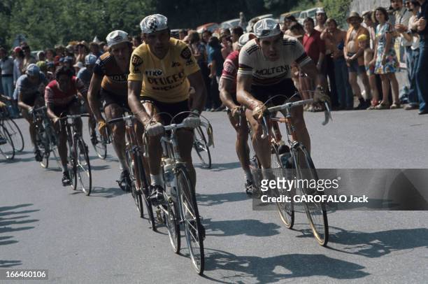 Tour De France 1975. France-Le tour de France cyclisteBernard THEVENET, maillot jaune, en tête aux côtés d'Eddy MERCKX, casquette blanche, suivi du...
