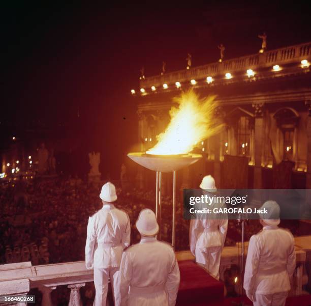 Olympic Torch In Rome In 1960. Rome- 24 août 1960- La flamme olympique dans les rues de Rome; prise de vue de dos de la vasque de la flamme olympique...