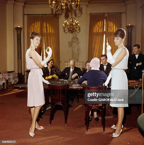 Twin Swedish Model Pia And Mia. Paris- février 1961- La mode présentée par les mannequins jumelles MIA et PIA: robes fluide sans manches et...