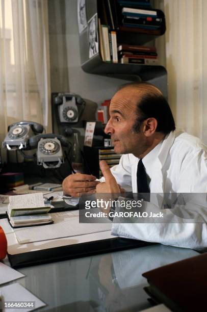Oncologist Professor Georges Mathe, Director Of The Cancer Institute In Villejuif. Villejuif - novembre 1975 - Le cancérologue Georges MATHE,...