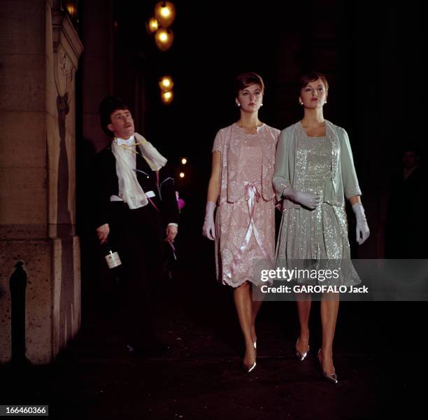 Twin Swedish Model Pia And Mia. Paris- février 1961- La mode présentée par les mannequins jumelles MIA et PIA: robes à la taille escamotée,...