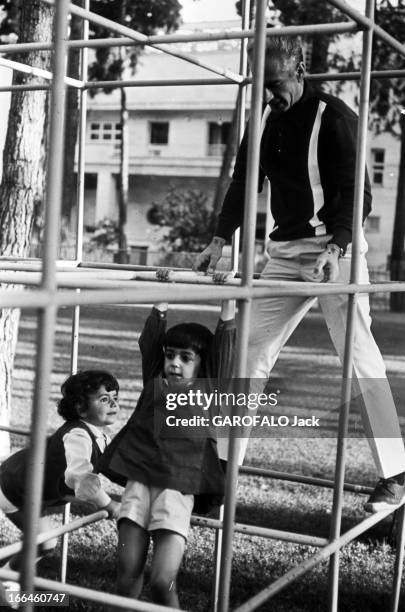 The Shah Of Iran, Farah Diba Empress And Their Children. Téhéran - septembre 1965 - Dans le jardin du Palais de Niavaran ou fut construite la classe...