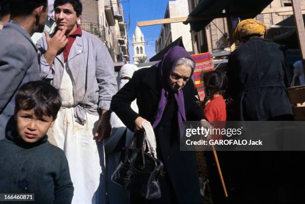 Algiers, Bab El Wadi In 1963. Bab El Oued, faubourg d'Alger- automne 1962- Un vieille femme marche appuyée sur une canne, vêtue de noir dans une rue...