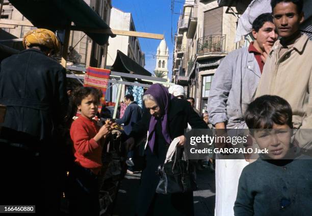 Algiers, Bab El Wadi In 1963. Bab El Oued, faubourg d'Alger- automne 1962- Un vieille femme marche appuyée sur une canne, vêtue de noir dans une rue...