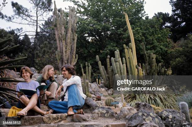 Daily Life In The United States. Aux Etats-Unis, en septembre 1976, Charles O'NEILL, à droite, étudiant en biologie-génétique à l'université de...