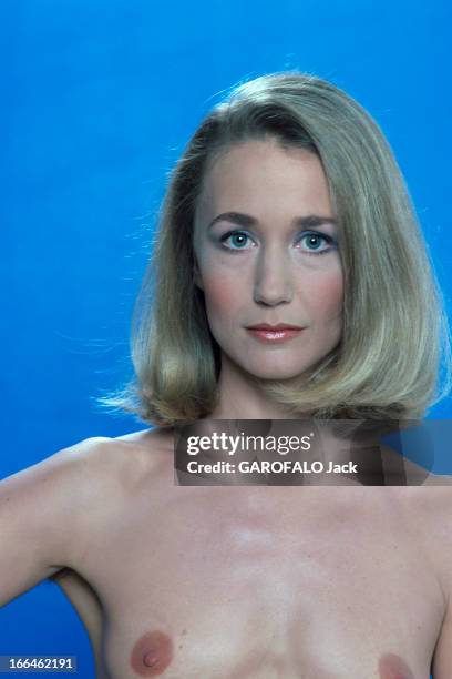 Brigitte Fossey Poses In Studio. En janvier 1977, portrait en studio de l'actrice Brigitte FOSSEY seins nus.