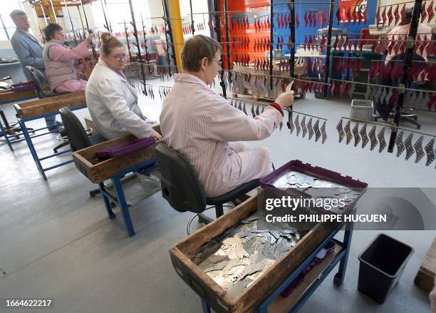 Des ouvrières de la marque de jeu de construction centenaire Meccano travaillent le 15 Février 2008 dans l'usine de Calais. La marque de jeu de...