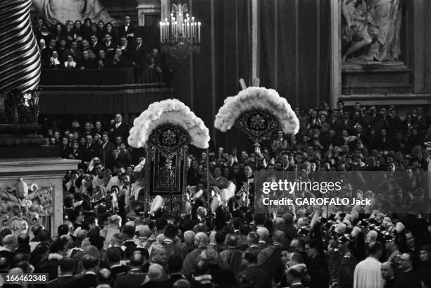 Coronation Of John Xxiii. Rome- 4 Novembre 1958- Lors du couronnement du pape Jean XXIII, l'arrivée du pape sur la sedia, encadré par deux hampes à...