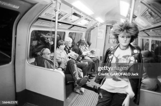 The Punks In London. Angleterre, Londres, 23 septembre 1979, Les punks, anarchistes de la pop-musique voient revenir la mode des années 60, et les...