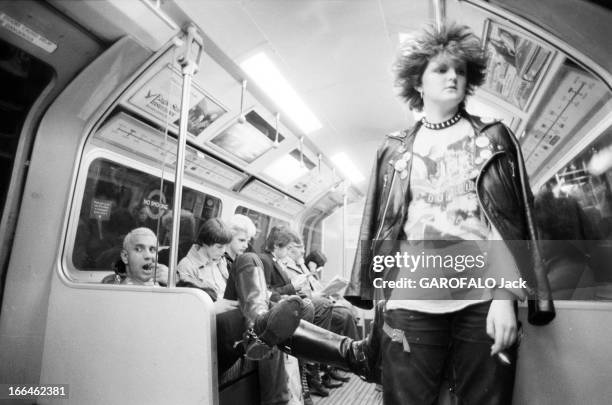 The Punks In London. Angleterre, Londres, 23 septembre 1979, Les punks, anarchistes de la pop-musique voient revenir la mode des années 60, et les...