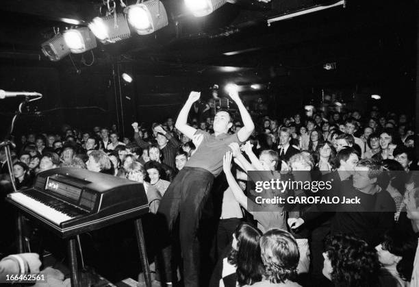 The Punks In London. Angleterre, Londres, 23 septembre 1979, Les punks, anarchistes de la pop-musique voient revenir la mode des années 60, et les...