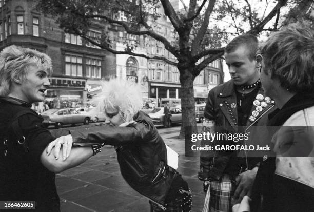 The Punks In London. Angleterre, Londres, 23 septembre 1979, Les punks, anarchistes de la pop-musique voient revenir la mode des années 60, et les...