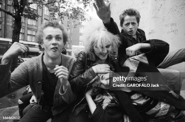 The Punks In London. Angleterre, Londres, 23 septembre 1979, Les punks, anarchistes de la pop-musique voient revenir la mode des années 60, et les...