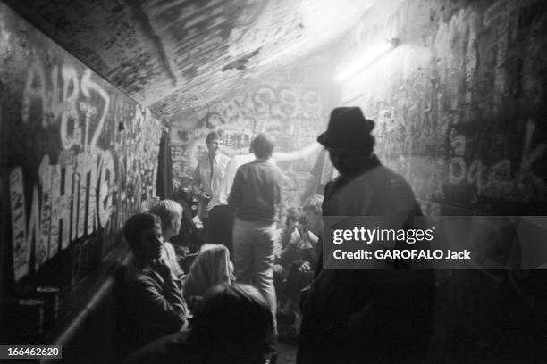 The Punks In London. Angleterre, Londres, 23 septembre 1979, Les punks, anarchistes de la pop-musique voient revenir la mode des années 60, et les...