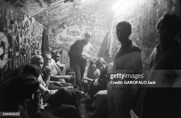 The Punks In London. Angleterre, Londres, 23 septembre 1979, Les punks, anarchistes de la pop-musique voient revenir la mode des années 60, et les...