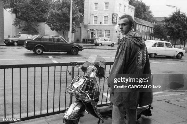 The Punks In London. Angleterre, Londres, 23 septembre 1979, Les punks, anarchistes de la pop-musique voient revenir la mode des années 60, et les...