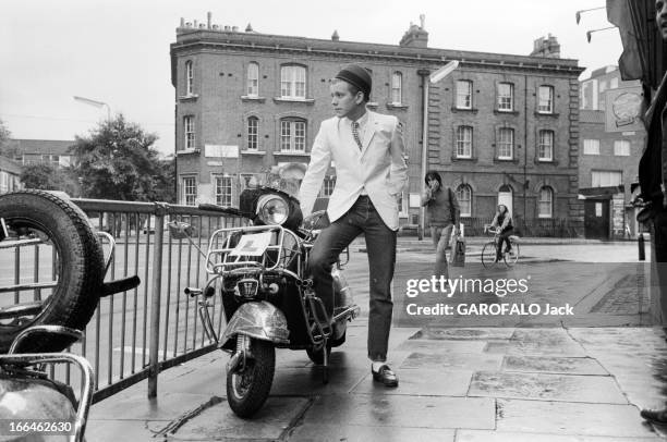The Punks In London. Angleterre, Londres, 23 septembre 1979, Les punks, anarchistes de la pop-musique voient revenir la mode des années 60, et les...