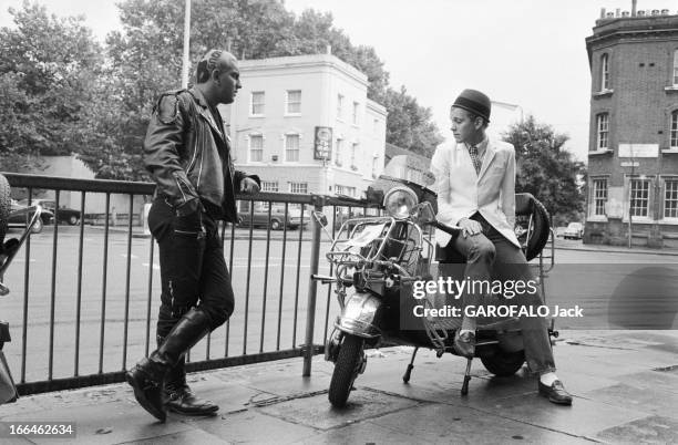 The Punks In London. Angleterre, Londres, 23 septembre 1979, Les punks, anarchistes de la pop-musique voient revenir la mode des années 60, et les...