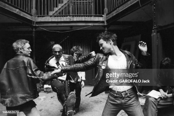 The Punks In London. Angleterre, Londres, 23 septembre 1979, Les punks, anarchistes de la pop-musique voient revenir la mode des années 60, et les...