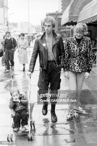 The Punks In London. Angleterre, Londres, 23 septembre 1979, Les punks, anarchistes de la pop-musique voient revenir la mode des années 60, et les...