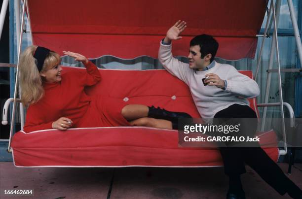 Sophie Daumier And Guy Bedos. Paris- octobre 1963- Sophie DAUMIER, vêtue d'un pull à col roulé rouge, un bandeau noir dans ses cheveux blonds et Guy...