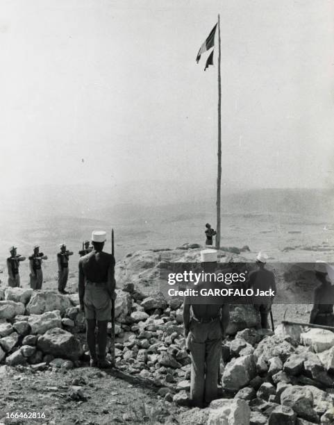 The Legion In Algeria. Algérie, en 1955, vie quotidienne des légionnaires dans les Aurès. Dans leur campement, à l'aube, les légionnaires hissent le...