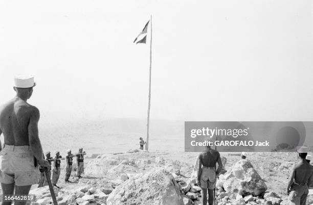 The Legion In Algeria. Algérie, en 1955, vie quotidienne des légionnaires dans les Aurès. Dans leur campement, à l'aube, les légionnaires hissent le...