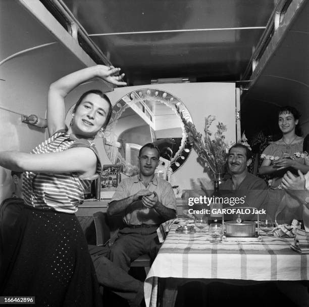 Circus Achille Zavatta. La troupe d'Achille ZAVATTA lors d'une tournée : ici assis à une table à droite, dans une roulotte avec un homme et deux...