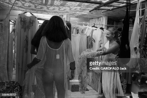 Topless Fashion. En France, à Saint-Tropez, en juillet 1979, durant les vacances d'été, la mode des plages, les seins nus, les strings..la vie sur le...