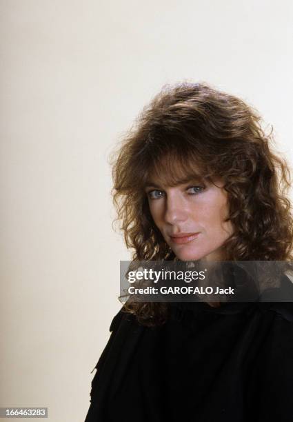 Jacqueline Bisset Poses In Studio. Janvier 1982- Portrait de Jacqueline BISSET posant en studio en noir sur fond blanc.