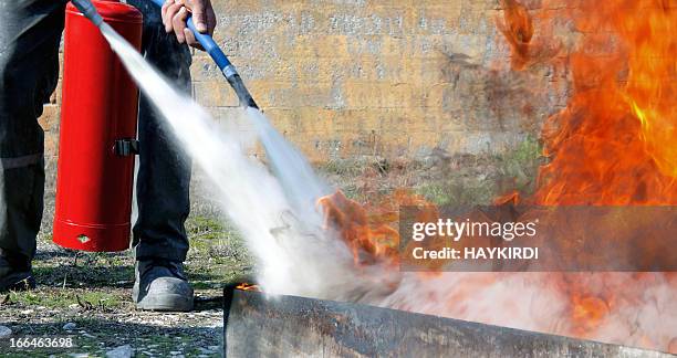 extinguishing with powder type fire extinguisher - extinguishing 個照片及圖片檔