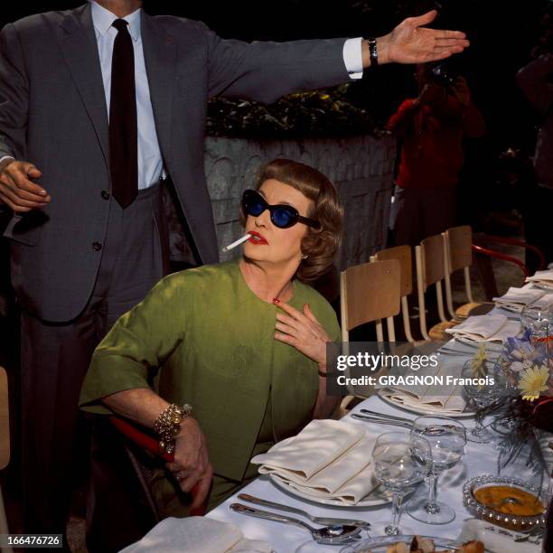 The 16Th Cannes Film Festival 1963. Le 16ème Festival de CANNES se déroule du 9 au 23 mai : attitude de Bette DAVIS en tailleur vert, lunettes de...