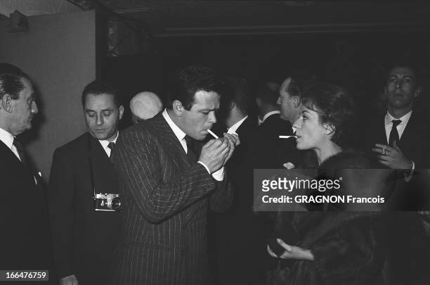 All Paris Came To Applaud Edith Piaf At The Olympia. Le tout Paris venu applaudir Edith PIAF à l'Olympia : dans la salle, Annie GIRARDOT, fumant une...