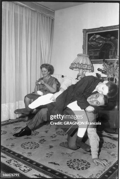 Lino Ventura With Family At Home: Meeting. En famille dans leur appartement du XVIe arrondissement à PARIS : dans le salon Lino VENTURA assis sur le...