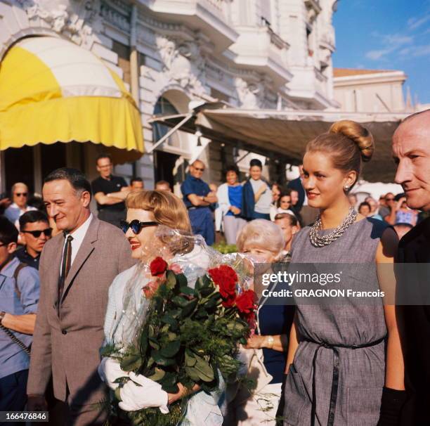 The 16Th Cannes Film Festival 1963. Le 16ème Festival de CANNES se déroule du 9 au 23 mai : Bette DAVIS souriante, un bouquet de roses rouges dans...