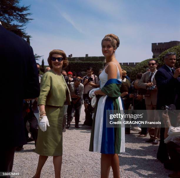 The 16Th Cannes Film Festival 1963. Le 16ème Festival de CANNES se déroule du 9 au 23 mai : Bette DAVIS souriante, en tailleur vert et lunettes de...
