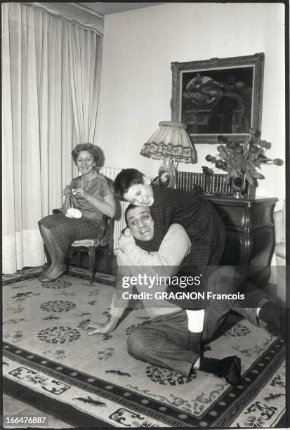 Lino Ventura With Family At Home: Meeting. En famille dans leur appartement du XVIe arrondissement à PARIS : dans le salon Lino VENTURA assis sur le...